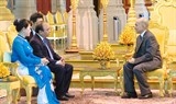 Thủ tướng đến chào Quốc vương Campuchia và gặp gỡ kiều bào
