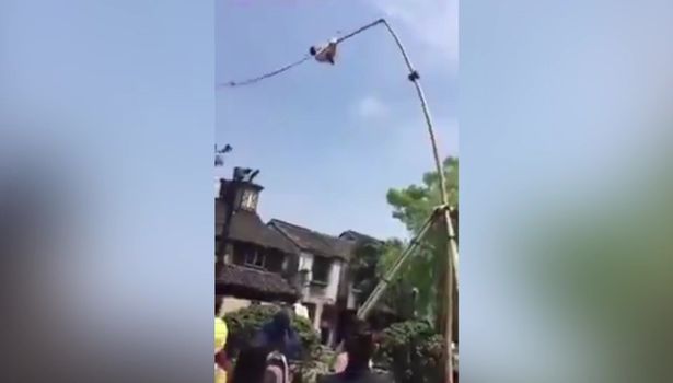 nam thanh nien nga nhao xuong dat khi dang bieu dien xiec duong pho o do cao 7m