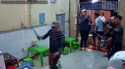 clip quan kem nhan chu tam noi tieng o sai gon bi giang ho lao vao dap pha xit hoi cay nhan vien