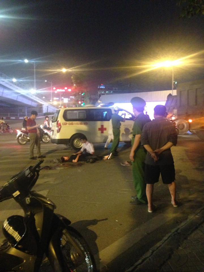 ha noi doi nam nu di xe may bi cuon vao gam xe tai co gai tre tu vong tai cho