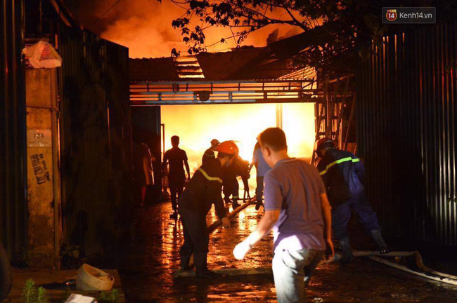 ha noi dang chay lon tai gara oto o ha dong ngon lua boc cao du doi