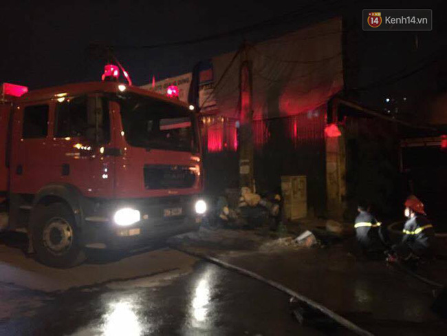 ha noi dang chay lon tai gara oto o ha dong ngon lua boc cao du doi