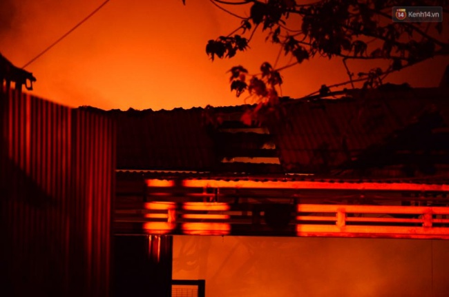 ha noi gara o to rong 200m2 bung chay du doi trong dem