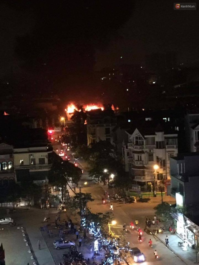 ha noi gara o to rong 200m2 bung chay du doi trong dem