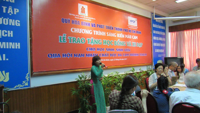 sang kien mau cam trao hoc bong xe dap cho con em gia dinh nan nhan chat doc da cam