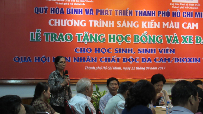 sang kien mau cam trao hoc bong xe dap cho con em gia dinh nan nhan chat doc da cam