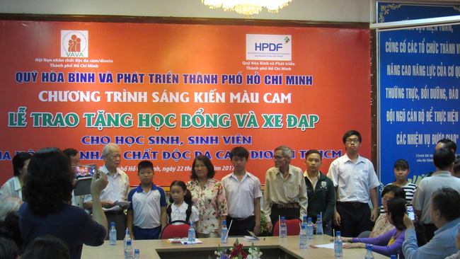 sang kien mau cam trao hoc bong xe dap cho con em gia dinh nan nhan chat doc da cam