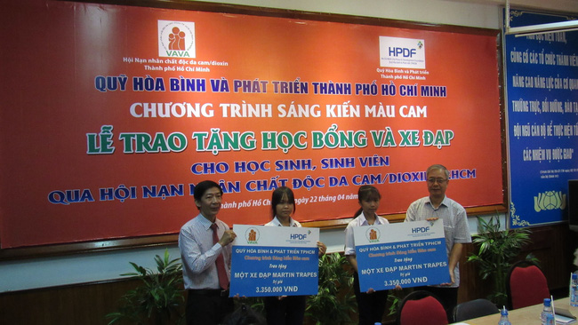 sang kien mau cam trao hoc bong xe dap cho con em gia dinh nan nhan chat doc da cam