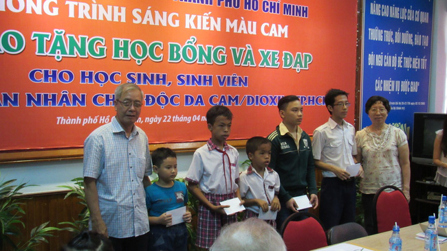 sang kien mau cam trao hoc bong xe dap cho con em gia dinh nan nhan chat doc da cam