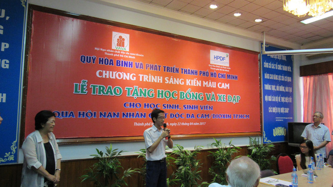 sang kien mau cam trao hoc bong xe dap cho con em gia dinh nan nhan chat doc da cam