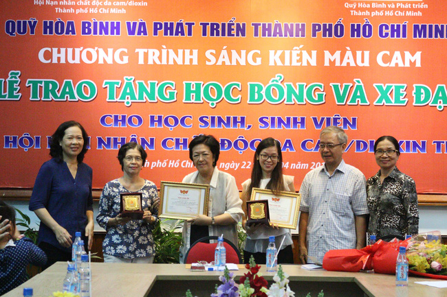 sang kien mau cam trao hoc bong xe dap cho con em gia dinh nan nhan chat doc da cam