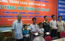 sang kien mau cam trao hoc bong xe dap cho con em gia dinh nan nhan chat doc da cam