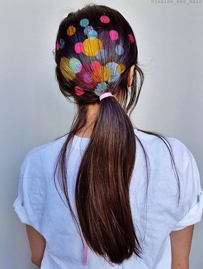 ngam nhung buc tranh ve tren toc ban se ngo minh dang lac vao trien lam nghe thuat