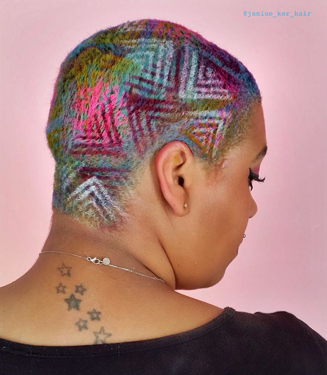 ngam nhung buc tranh ve tren toc ban se ngo minh dang lac vao trien lam nghe thuat