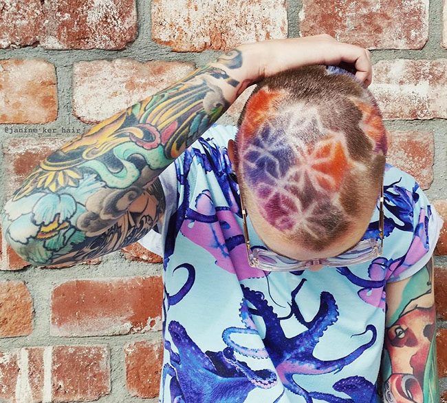 ngam nhung buc tranh ve tren toc ban se ngo minh dang lac vao trien lam nghe thuat