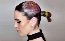 ngam nhung buc tranh ve tren toc ban se ngo minh dang lac vao trien lam nghe thuat