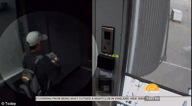 nhan vien an ninh keo ong david dao ra khoi may bay united airlines len tieng sau vu be boi