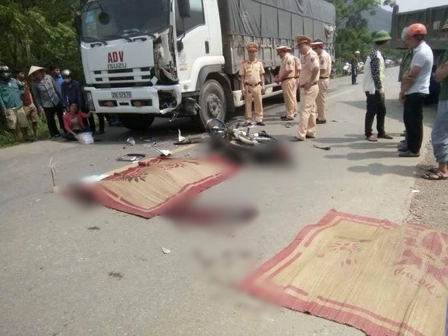 hoa binh xe tai dau dau xe may hai nam thanh nien tu vong