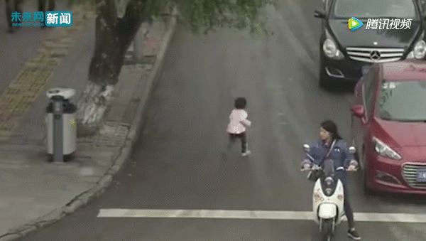 trung quoc tu y chay sang duong be gai 2 tuoi thoat chet than ky du bi 2 xe o to chom qua