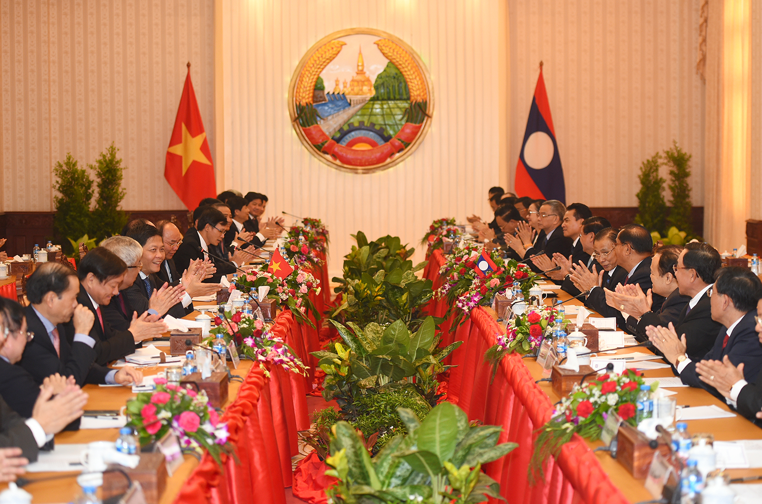 viet lao phan dau dua kim ngach thuong mai hai nuoc nam 2017 tang 10