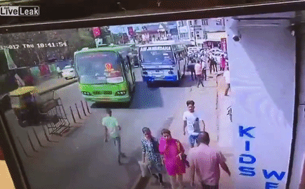 chiec dien thoai tai hai khien co gai bi ket chan vao nap cong chang trai bi xe tai dam
