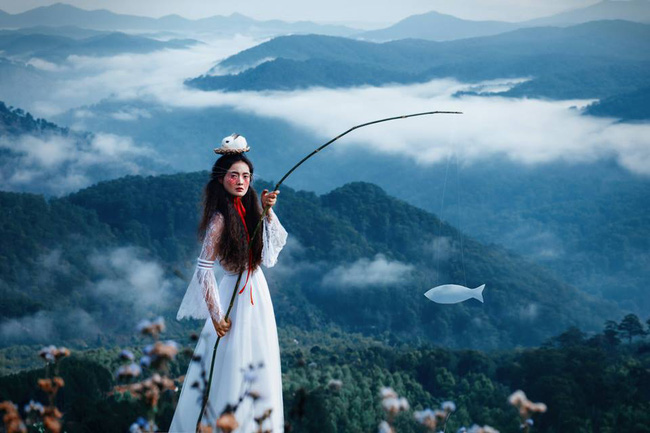 cau chuyen thong tri bau troi cua loai meo duoi goc nhin sieu thuc cua chang nhiep anh gia da lat