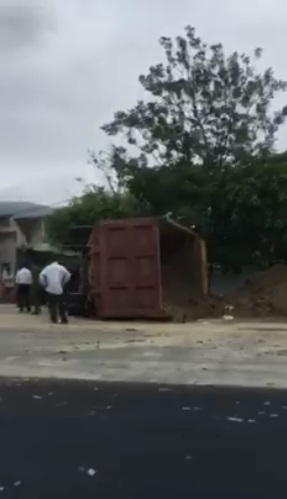 ha tinh xe tai lat nghieng de nat xe may 3 nguoi thuong vong