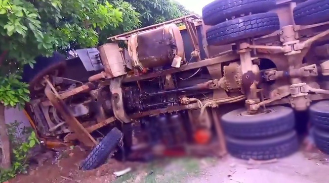 ha tinh xe tai lat nghieng de nat xe may 3 nguoi thuong vong