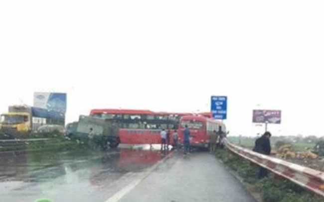 ha noi 3 o to va cham lien hoan cao toc phap van un tac keo dai