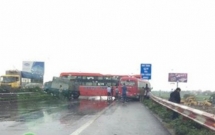 ha noi 3 o to va cham lien hoan cao toc phap van un tac keo dai