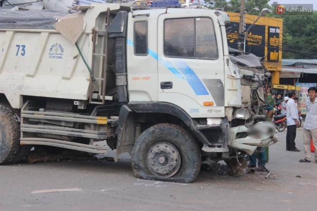 binh duong xe ben huc duoi xe tai roi dam sap nha dan 5 nguoi nguy kich