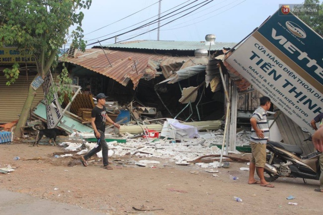 binh duong xe ben huc duoi xe tai roi dam sap nha dan 5 nguoi nguy kich