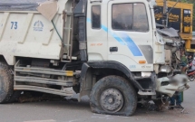 binh duong xe ben huc duoi xe tai roi dam sap nha dan 5 nguoi nguy kich