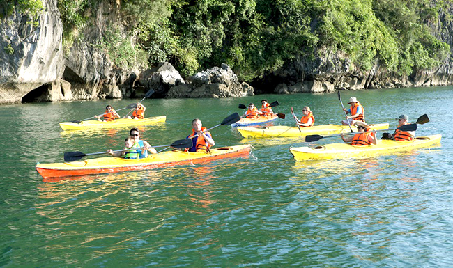 dich vu cheo thuyen kayak tren vinh ha long hoat dong tro lai tu 15