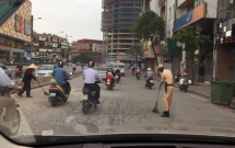 hanh dong dep moi ngay csgt ha noi cung nguoi dan quet da dam roi tren duong pham ngoc thach