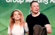 my nhan amber heard tung tu choi hen ho cung elon musk cho den khi duoc tang mot chiec xe tesla