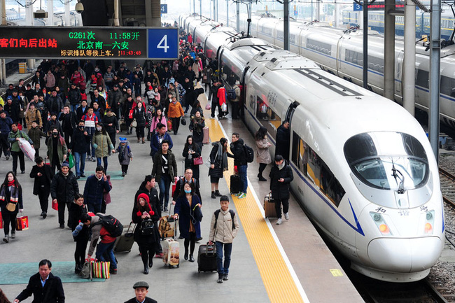 canh tuong dong nguoi un un roi thanh pho mua le hoi chi nhin thoi da muon nghet tho