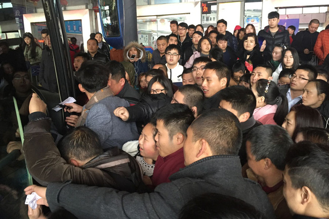 canh tuong dong nguoi un un roi thanh pho mua le hoi chi nhin thoi da muon nghet tho