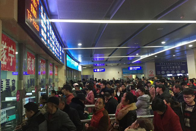 canh tuong dong nguoi un un roi thanh pho mua le hoi chi nhin thoi da muon nghet tho