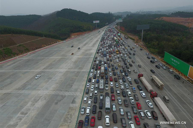 canh tuong dong nguoi un un roi thanh pho mua le hoi chi nhin thoi da muon nghet tho