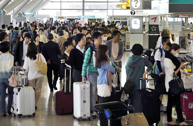 canh tuong dong nguoi un un roi thanh pho mua le hoi chi nhin thoi da muon nghet tho