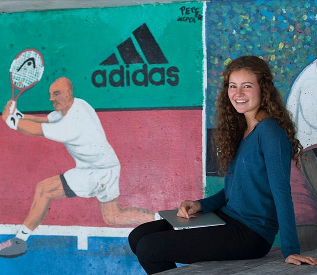 cuoc song voi nhung chuyen du lich xa hoa cua nu ty phu tre nhat the gioi