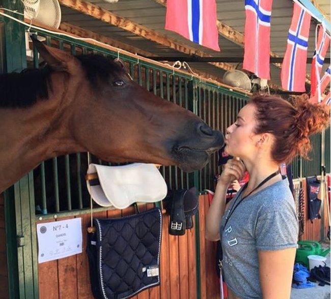 cuoc song voi nhung chuyen du lich xa hoa cua nu ty phu tre nhat the gioi