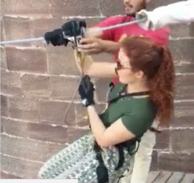 cuoc song voi nhung chuyen du lich xa hoa cua nu ty phu tre nhat the gioi