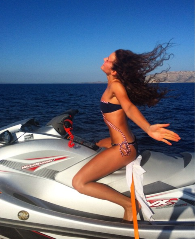 cuoc song voi nhung chuyen du lich xa hoa cua nu ty phu tre nhat the gioi