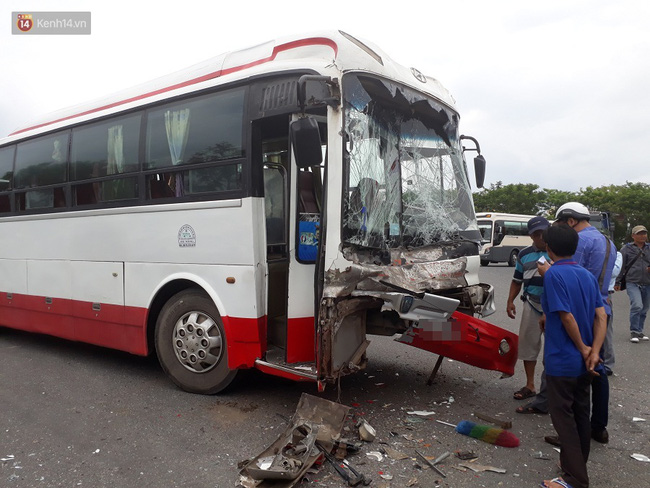 da nang xe cho hoc sinh tieu hoc di thuc te bep dum sau va cham voi xe ben