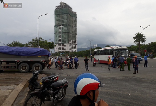 da nang xe cho hoc sinh tieu hoc di thuc te bep dum sau va cham voi xe ben