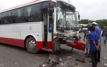 da nang xe cho hoc sinh tieu hoc di thuc te bep dum sau va cham voi xe ben