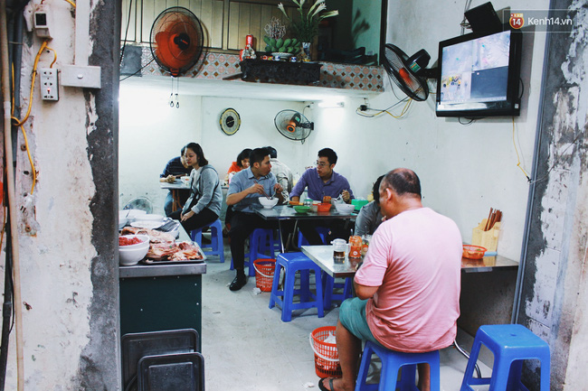 quan pho 3 the he trong ngo nho ha noi nhieu lan doi cho van dong khach nuom nuop