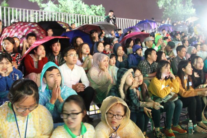 hang nghin khan gia doi mua tham du festival nghe truyen thong hue 2017